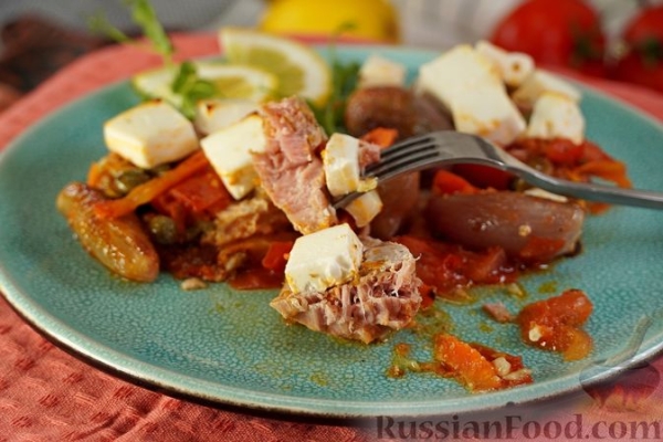 Тунец, запечённый с овощами, каперсами и фетой