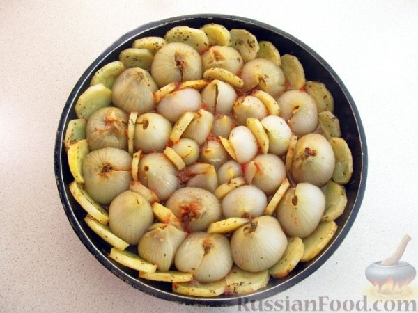 Лук, фаршированнный мясом, запеченный с картофелем