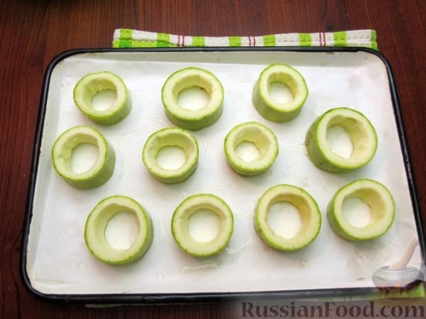 Запечённые кабачки с фаршем, морковью и сыром