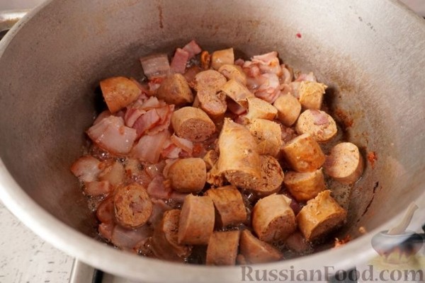 Свинина, тушенная с колбасками по-дебреценски