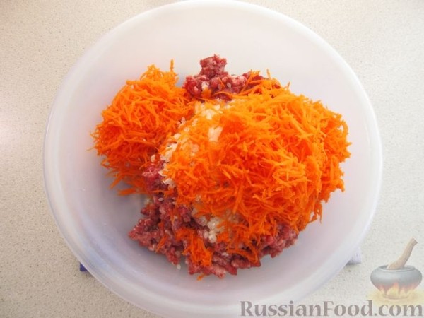 Лук, фаршированнный мясом, запеченный с картофелем
