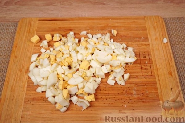 Картофельный салат с яйцами и огурцами