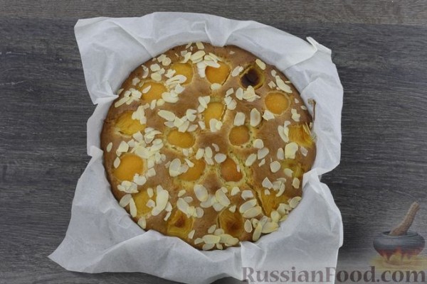 Пирог с абрикосами и миндалём