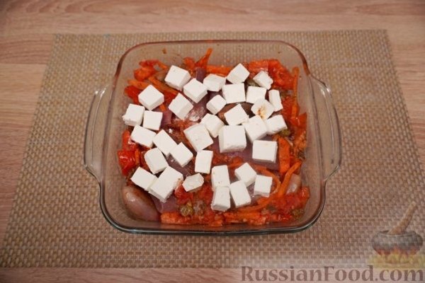 Тунец, запечённый с овощами, каперсами и фетой