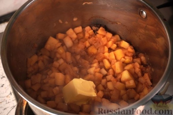 Шарлотка из сдобных булочек, с яблоками, вишней и смородиновым соусом
