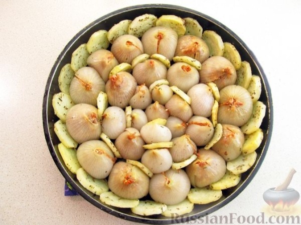 Лук, фаршированнный мясом, запеченный с картофелем