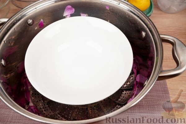 Розовая вода (методом дистилляции)