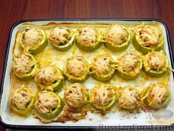 Запечённые кабачки с фаршем, морковью и сыром