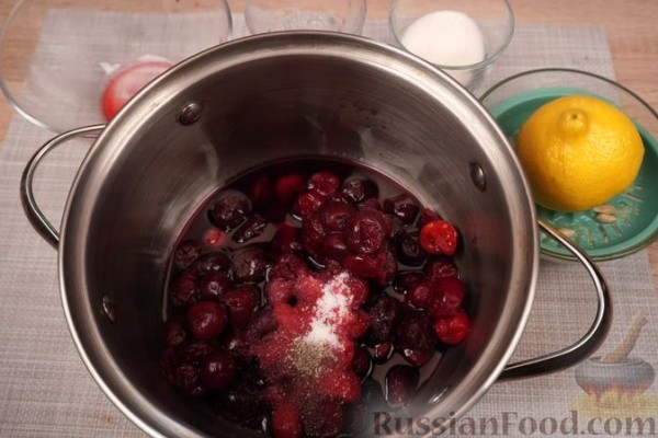 Шарлотка из сдобных булочек, с яблоками, вишней и смородиновым соусом