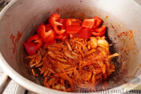 Свинина, тушенная с колбасками по-дебреценски