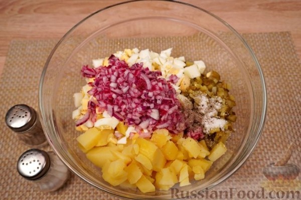 Картофельный салат с яйцами и огурцами