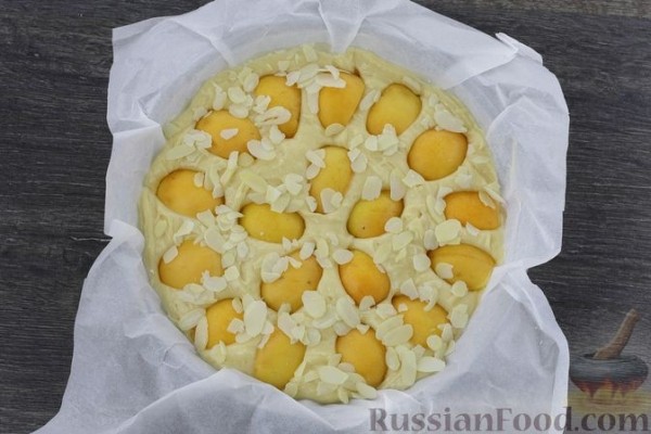Пирог с абрикосами и миндалём