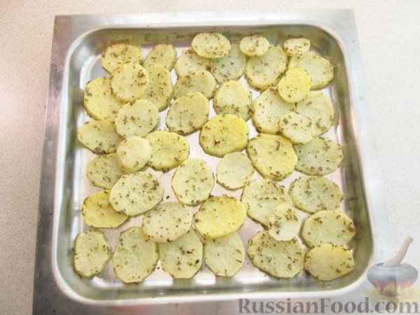 Лук, фаршированнный мясом, запеченный с картофелем