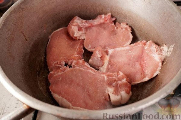 Свинина, тушенная с колбасками по-дебреценски