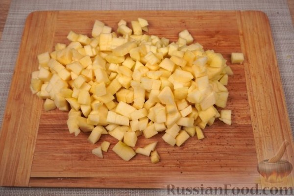 Шарлотка из сдобных булочек, с яблоками, вишней и смородиновым соусом