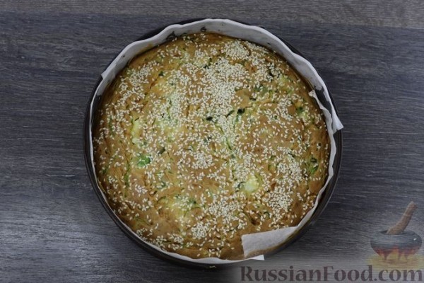 Заливной пирог из кабачкового теста, с яйцами, луком и плавленым сыром
