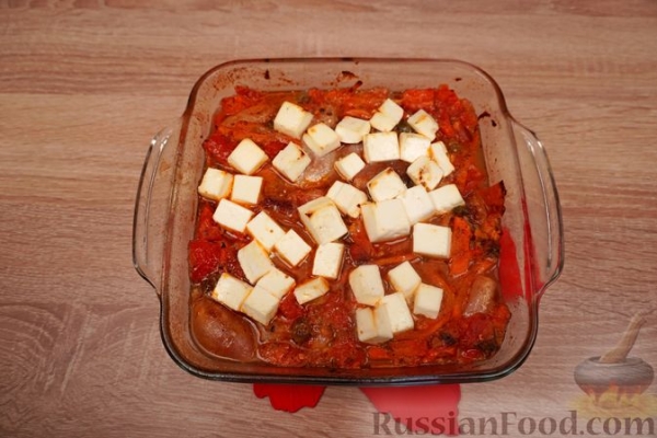 Тунец, запечённый с овощами, каперсами и фетой