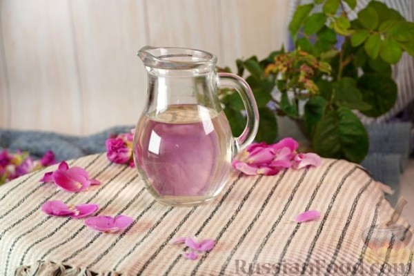 Розовая вода (методом дистилляции)