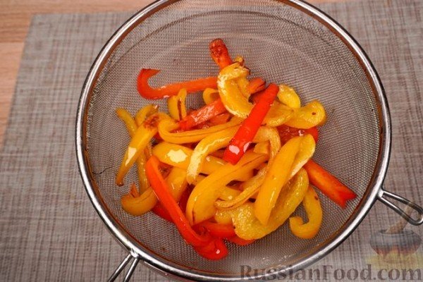Салат c куриным филе и жареными овощами
