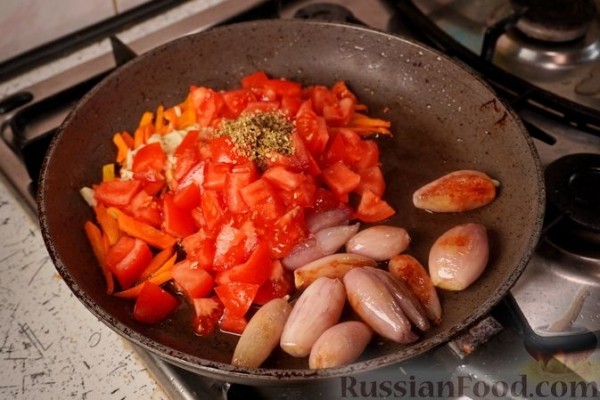 Тунец, запечённый с овощами, каперсами и фетой