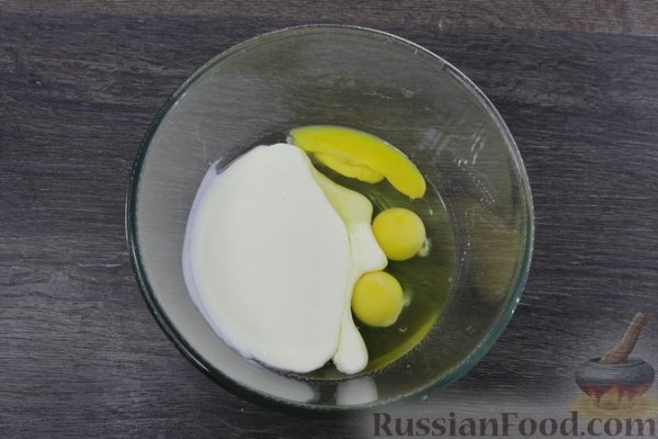 Заливной пирог из кабачкового теста, с яйцами, луком и плавленым сыром