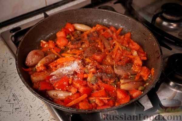Тунец, запечённый с овощами, каперсами и фетой