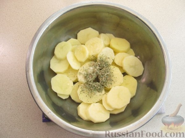 Лук, фаршированнный мясом, запеченный с картофелем