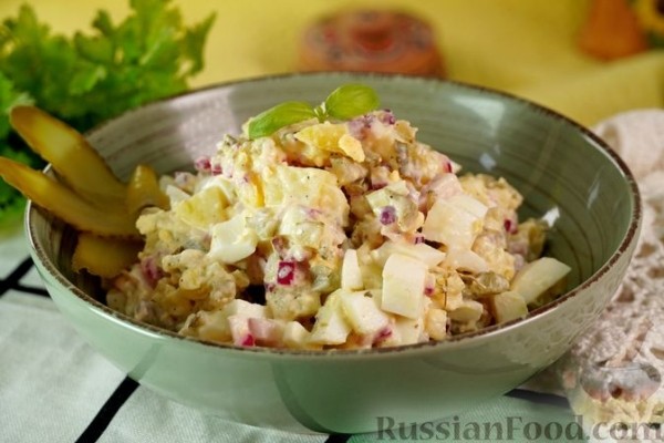 Картофельный салат с яйцами и огурцами