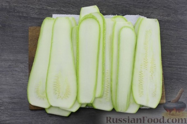 Рулетики из кабачков с сыром и яйцами