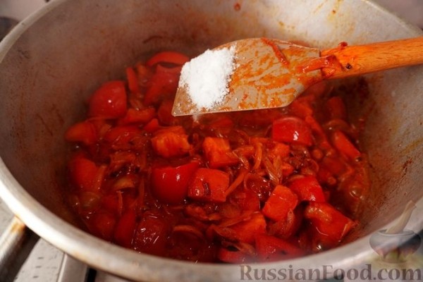 Свинина, тушенная с колбасками по-дебреценски