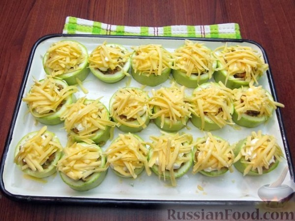 Запечённые кабачки с фаршем, морковью и сыром