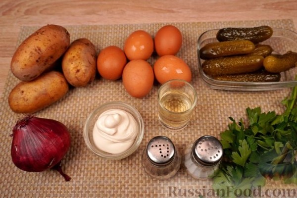 Картофельный салат с яйцами и огурцами