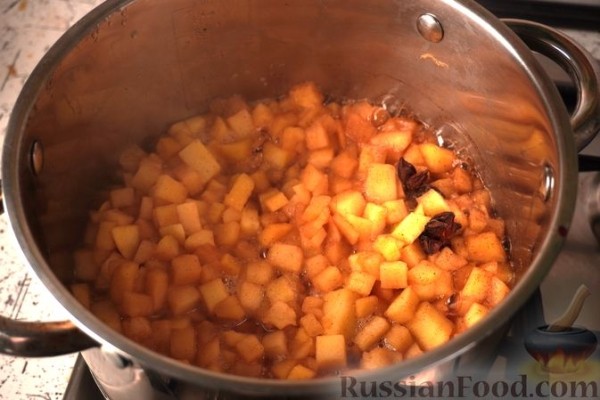 Шарлотка из сдобных булочек, с яблоками, вишней и смородиновым соусом