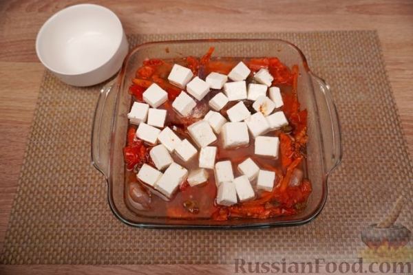 Тунец, запечённый с овощами, каперсами и фетой