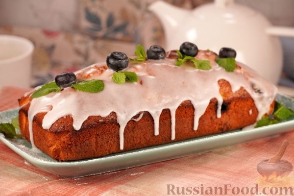 Лимонный кекс с голубикой и глазурью