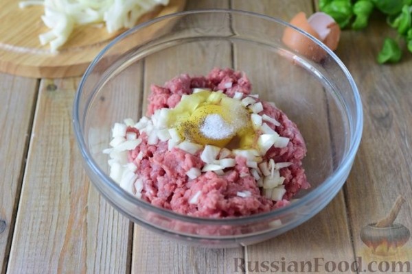 Тефтели из свинины, тушенные с фасолью, в томатном соусе