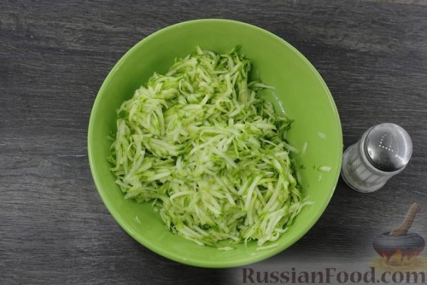 Заливной пирог из кабачкового теста, с яйцами, луком и плавленым сыром