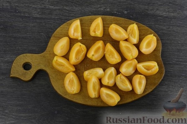 Пирог с абрикосами и миндалём