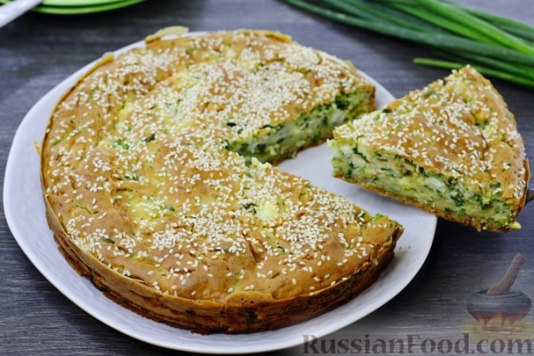 Заливной пирог из кабачкового теста, с яйцами, луком и плавленым сыром