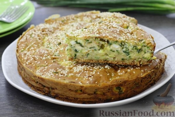 Заливной пирог из кабачкового теста, с яйцами, луком и плавленым сыром