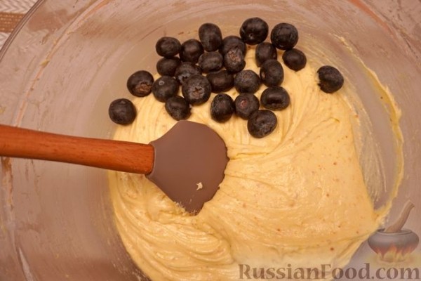 Лимонный кекс с голубикой и глазурью