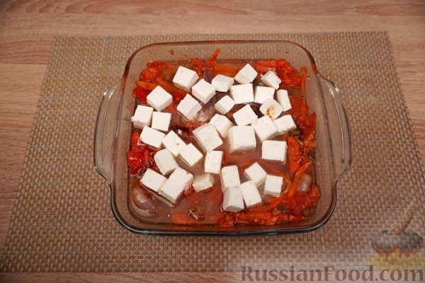 Тунец, запечённый с овощами, каперсами и фетой