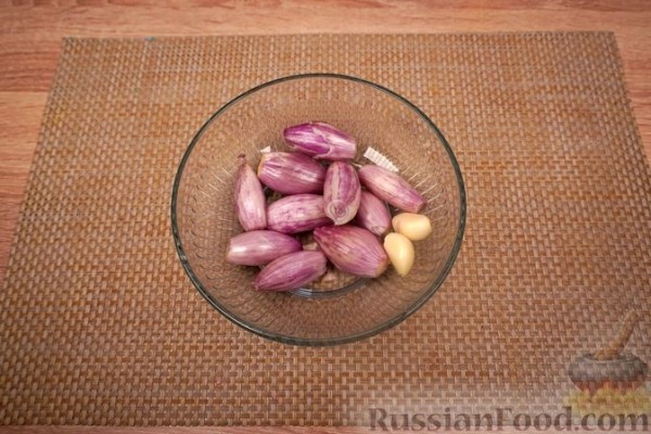 Тунец, запечённый с овощами, каперсами и фетой
