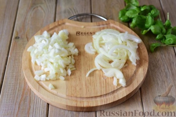 Тефтели из свинины, тушенные с фасолью, в томатном соусе
