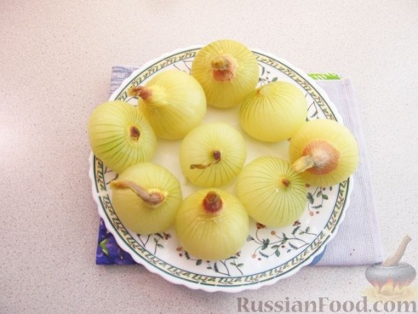 Лук, фаршированнный мясом, запеченный с картофелем