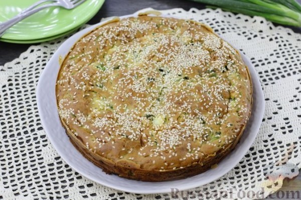 Заливной пирог из кабачкового теста, с яйцами, луком и плавленым сыром