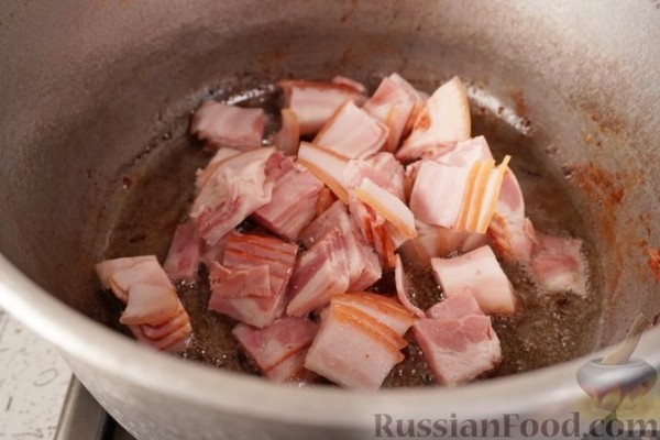 Свинина, тушенная с колбасками по-дебреценски