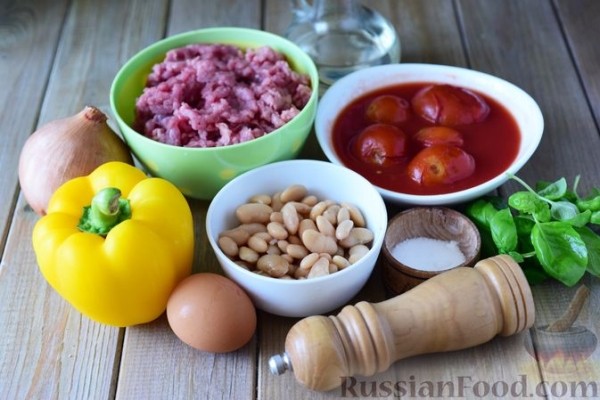 Тефтели из свинины, тушенные с фасолью, в томатном соусе