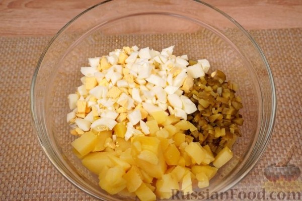 Картофельный салат с яйцами и огурцами