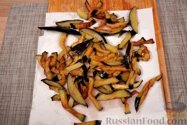 Салат c куриным филе и жареными овощами
